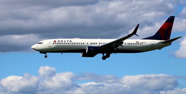 Boeing 737-900 (N916DU) - On final is this 2019 Delta Airlines Boeing 737-900ER in the Summer of 2020.