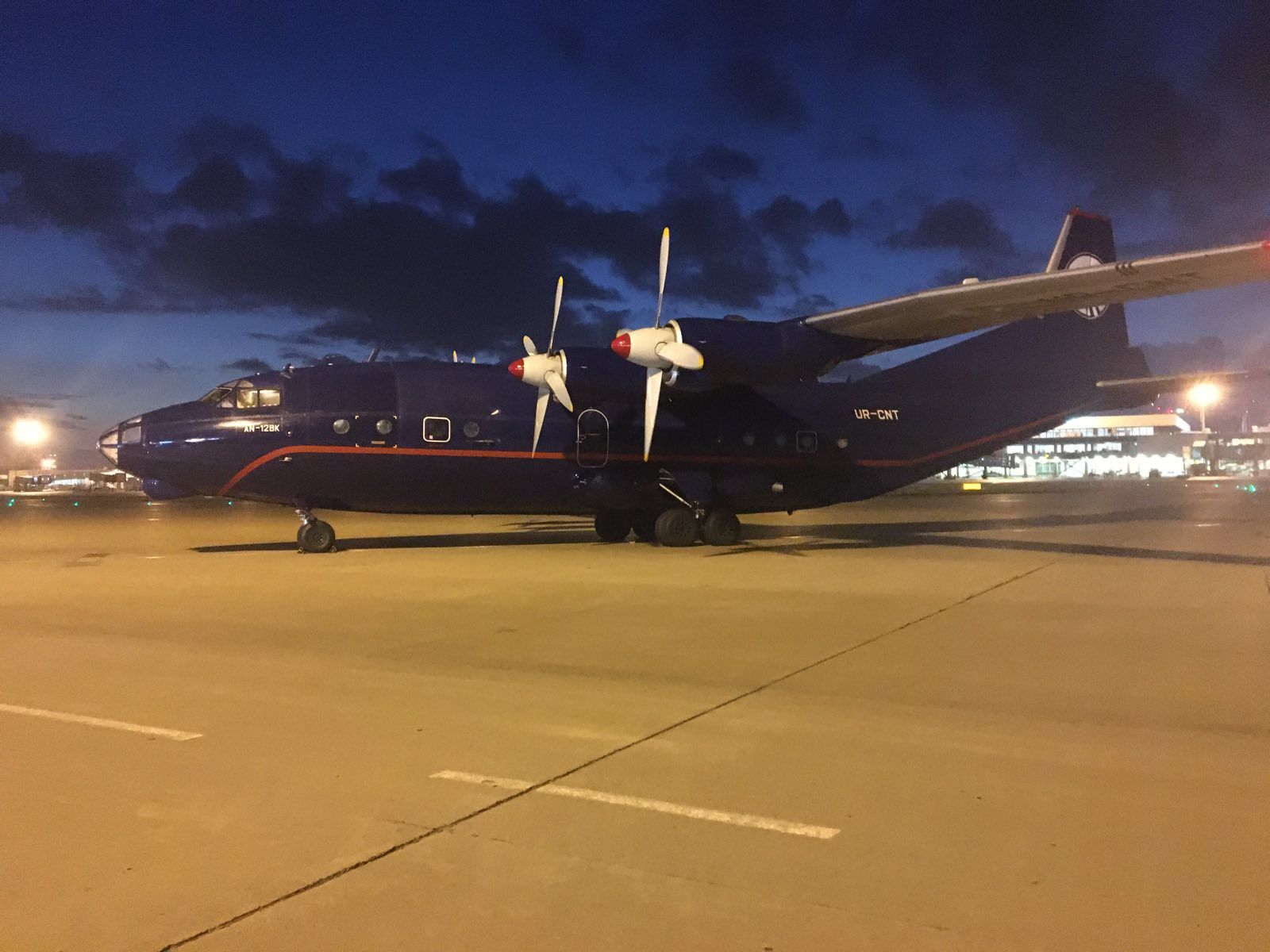 Antonov An-12 (UR-CNT)