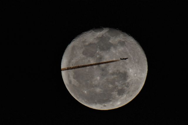 — — - Commercial Airliner passing in front of the moon