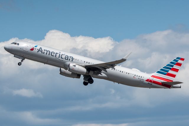 Airbus A321 (N126AN)
