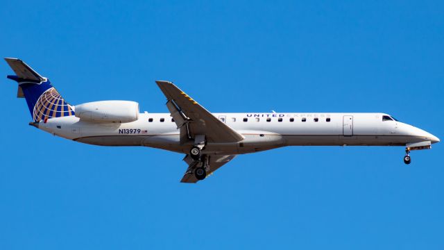 Embraer ERJ-145 (N13979) - A United ERJ-145 on short final for CVG.