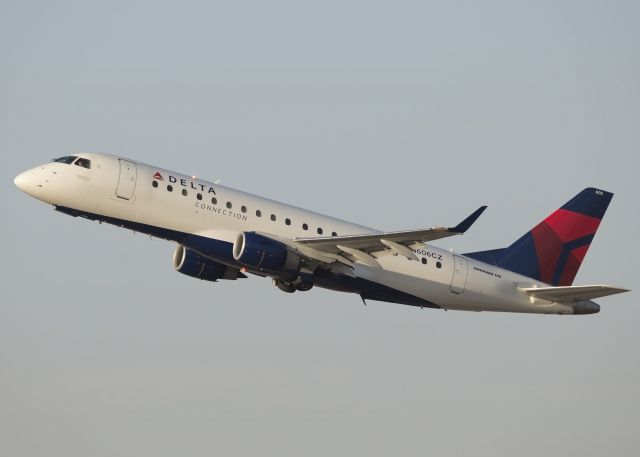 Embraer 175 (N606CZ)