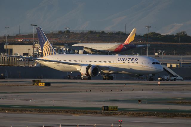 Boeing 787-9 Dreamliner (N26960)