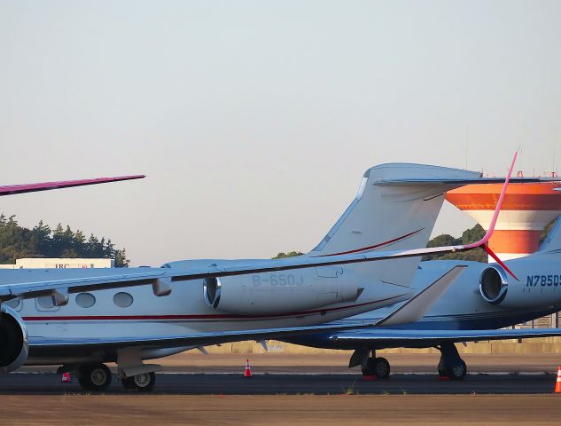 Gulfstream Aerospace Gulfstream G650 (B-650J) - Photo taken on Oct 27, 2022.br /B-650J buried in the wings of another aircraft; I was unable to capture the whole image this time. I hope to see it next time.