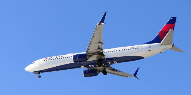 Boeing 737-900 (N892DN)