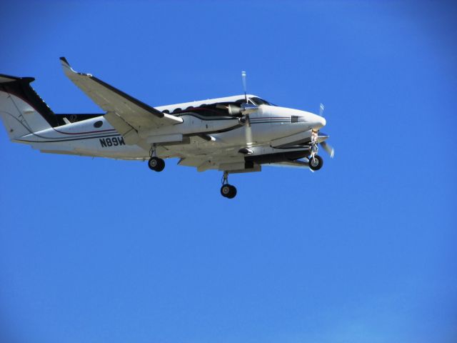 Beechcraft Super King Air 300 (N89WC) - Landing on RWY 20R