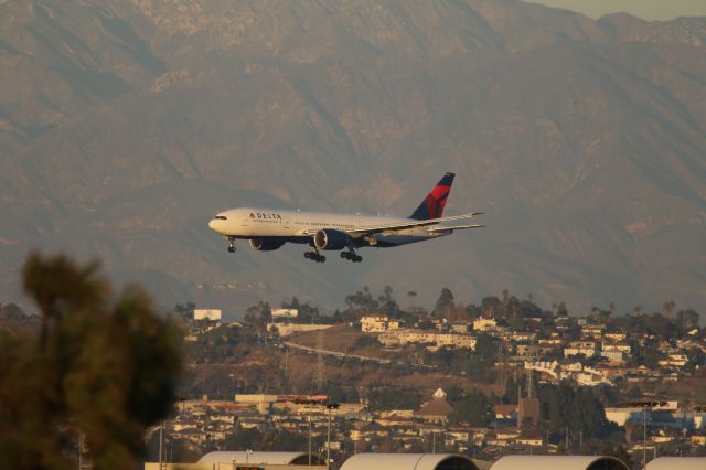BOEING 777-200LR (N703DN)