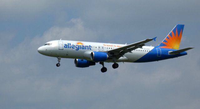 Airbus A320 (N234NV) - On final is this 2001 allegiant Airlines Airbus 320-214 in the Summer of 2021.