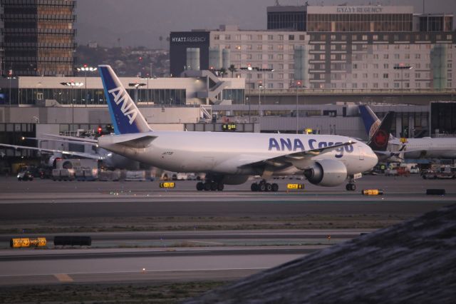 BOEING 777-200LR (JA772F)
