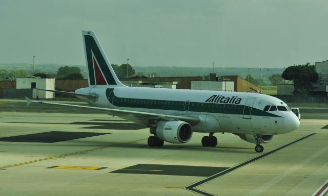 Airbus A319 (EI-IMD) - Alitalia Airbus A319-112 EI-IMD in Roma Fiumicino 