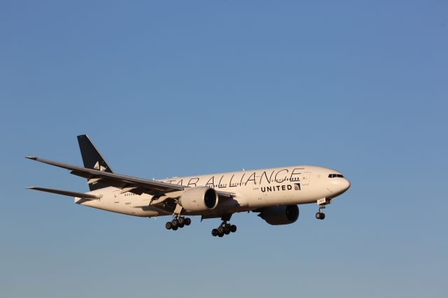 Boeing 777-200 (N78017)