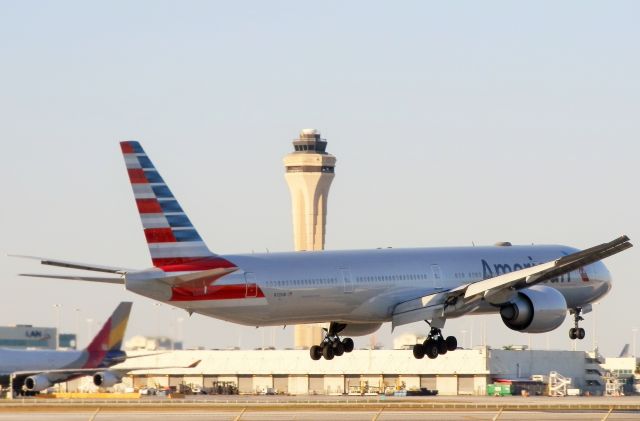 BOEING 777-300ER (N725AN)