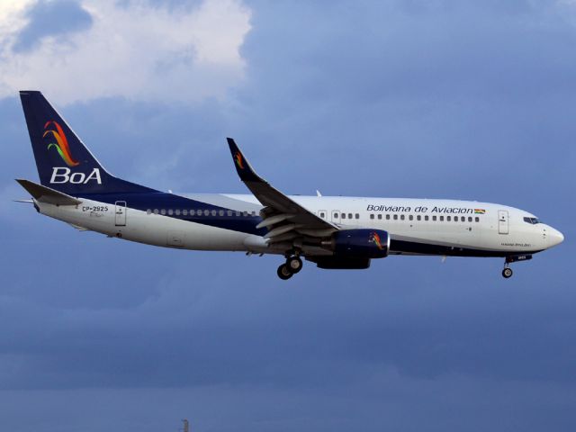 Boeing 737-700 (CP-2925)