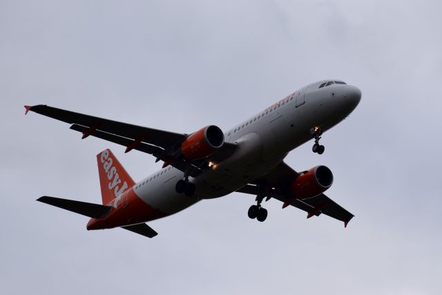 Airbus A320 (G-EZUA) - EZY61LH on final approach to runway 25 at Belfast International on 13 March 2016