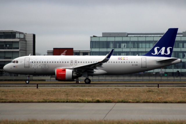 Airbus A320 (EI-SIB) - Departing rwy 27R on 24-Dec-17 operating flight SAS502 to EKCH.