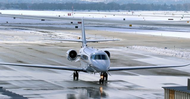 Cessna Citation Latitude (N593QS) - Taxiing to parking on the Atlantic Aviation ramp after arriving from Jacqueline Cochran Regional (KTRM) in California.