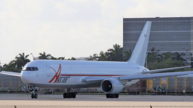 BOEING 767-300 (N363CM)