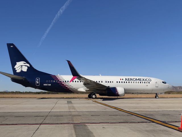 Boeing 737-800 (N957AM)
