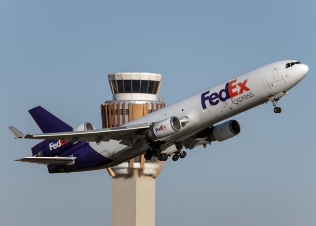 Boeing MD-11 (N586FE)