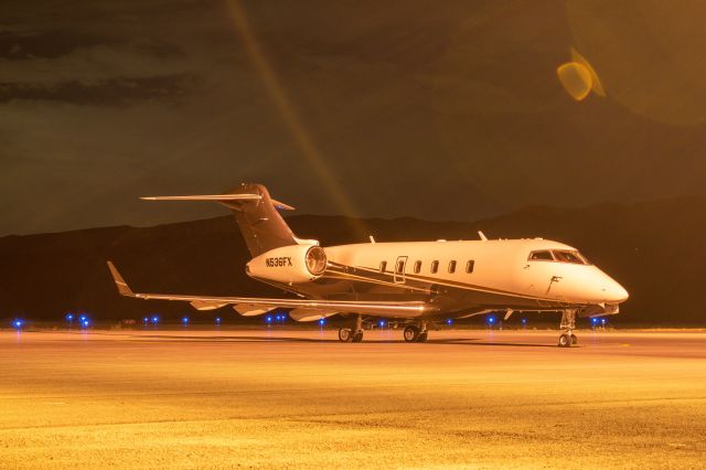 Bombardier Challenger 300 (N536FX) - LXJ536