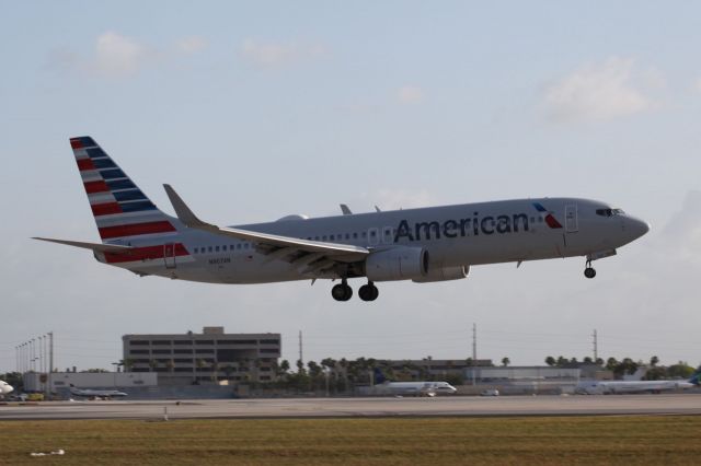 Boeing 737-800 (N907AN) - Landing at MIA on the morning of the 2nd of May, 2018.