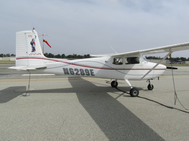 Cessna Skyhawk (N6289E) - On the ramp