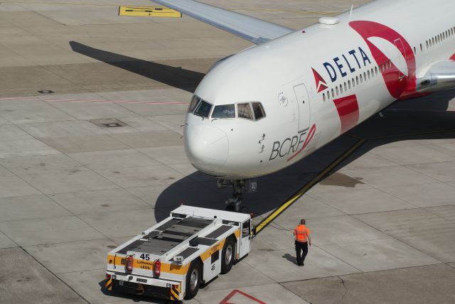 BOEING 767-400 (N845MH) - Delta Air Lines B767-432ER cn29719