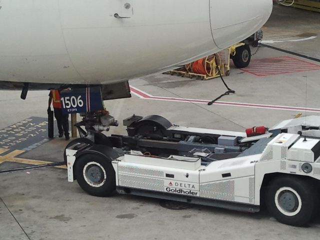 N156DL — - Powerful tug pulls B767 to Delta terminal in ATL for international flight