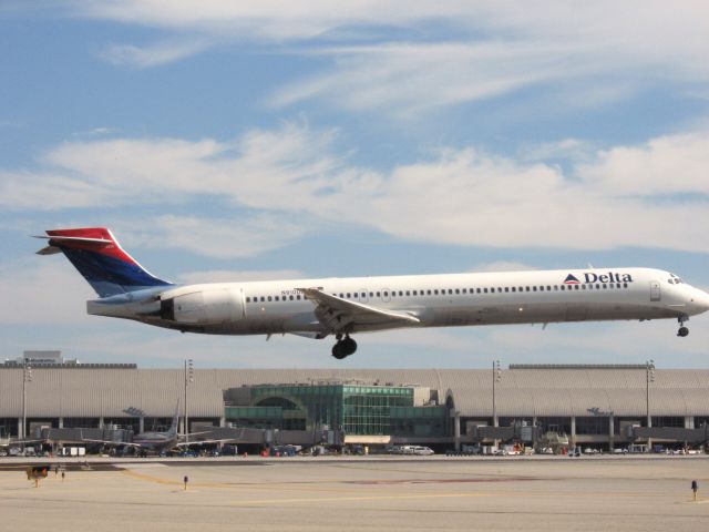 McDonnell Douglas MD-90 (N910DN) - Landing on RWY 19R