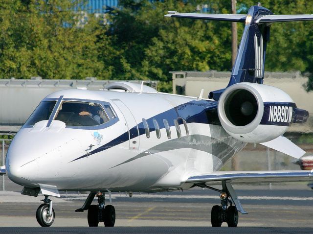 Learjet 60 (N889DW) - Learjet 60 moving into position and hold.