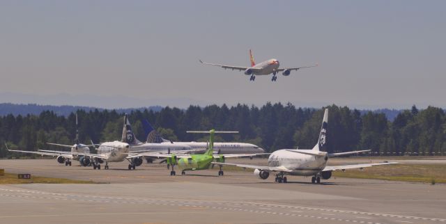 Boeing 737-700 (N622AS) - Busy time at Seattle Tacoma International Airport, just the last in the queue : Alaska Airlines Boeing 737-790(WL) N622AS