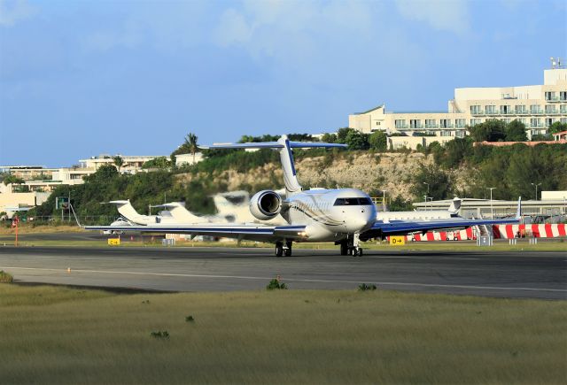Bombardier Global Express (G-OUEG)