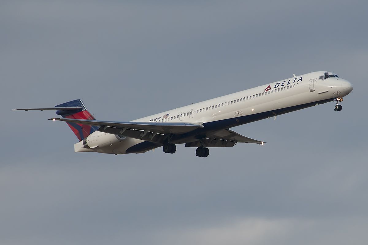 McDonnell Douglas MD-90 (N939DN) - Md90 coming into KDEN.