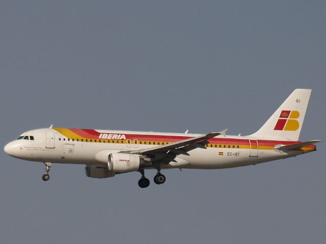 Airbus A320 (EC-IEI) - Landing in LEMD 07/24/2010