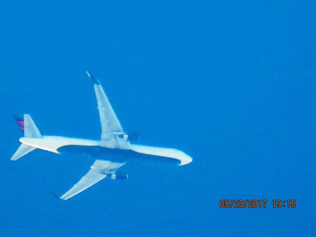 BOEING 767-300 (N181DN)