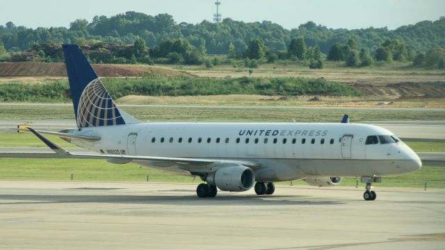 Embraer 175 (N88325)