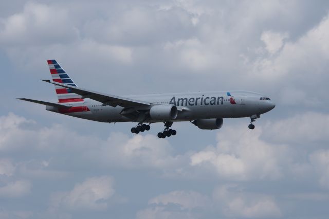 Boeing 777-200 (N752AN)