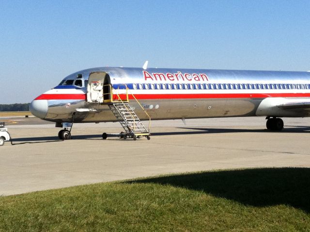 McDonnell Douglas MD-82 (N422AA) - American Airlines MD-82 landed at Southern Illinois Airport for the day. This was all part of American Airlines Aviation Career Day at Southern Illinois University. The Captain and F/O and other Crew on the airplane were all SIU Alumni. A very good Day for aviation students.