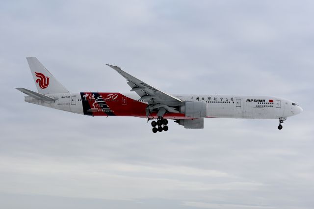 BOEING 777-300 (B-2047)