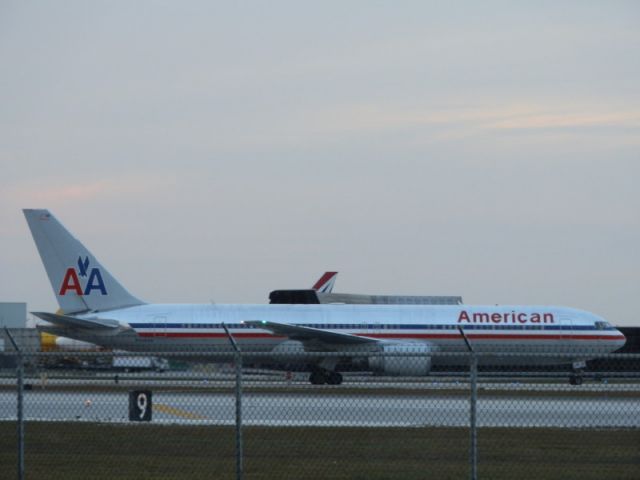 BOEING 767-300 (N348AN)