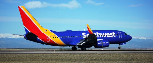 Boeing 737-700 (N743SW) - Landing on 35L.