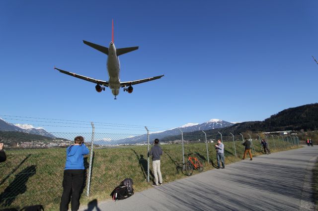 Airbus A320 (G-EZTX)