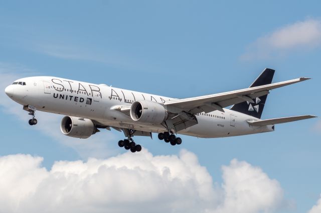 Boeing 777-200 (N77022) - United Airlines Boeing 777-224ER arriving from Athens on final for runway 29 at Newark.