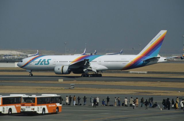 Boeing 777-200 (JA8977) - Landing at Tokyo-Haneda Intl Airport Rwy34L on 1997/01/28