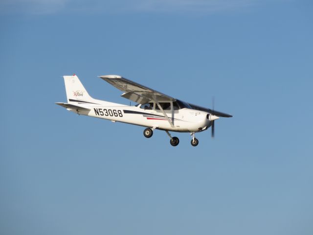 Cessna Skyhawk (N53068) - Short final runway 18 over the lake