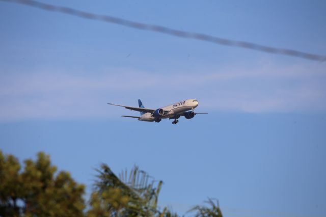 BOEING 777-300ER (N2250U)