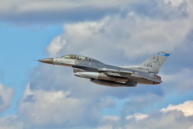 Lockheed F-16 Fighting Falcon (91-0474) - One of the Air National Guard "Bulldogs" F-16s blasting off from the Duluth, MN airport.