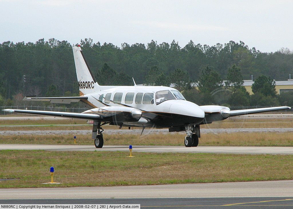 Piper Navajo (N880RC) - Photo by Hernan Enriquez.