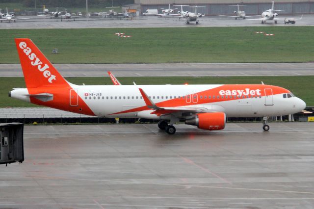 Airbus A320 (HB-JXS) - Taxiing to depart rwy 22 on 24-Oct-24 operating flight EZS1401 to LECO.