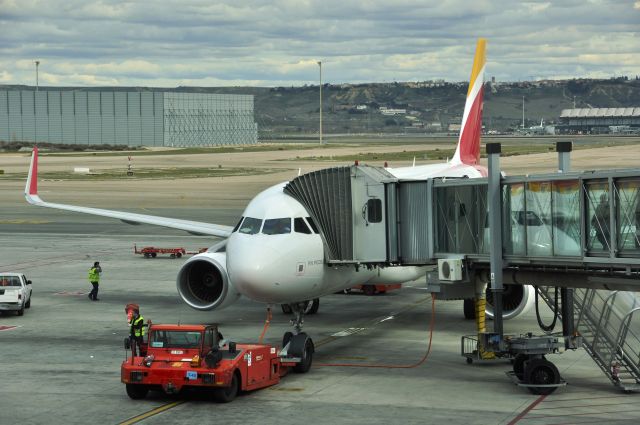 Airbus A320 (EC-MDK) - Iberia Airbus A320-214(WL) EC-MDK in Madrid